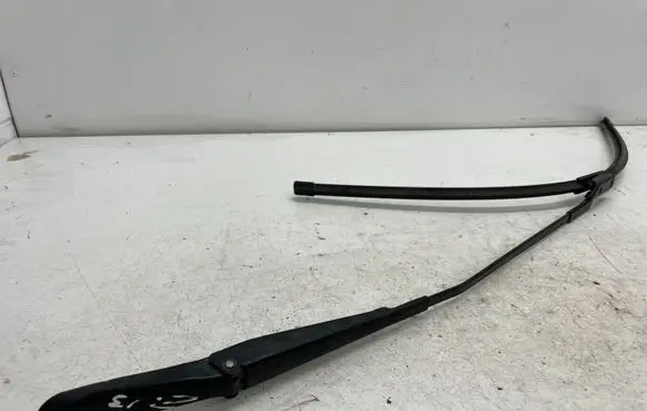 Opel Zafira C Front wiper blade arm 20812596