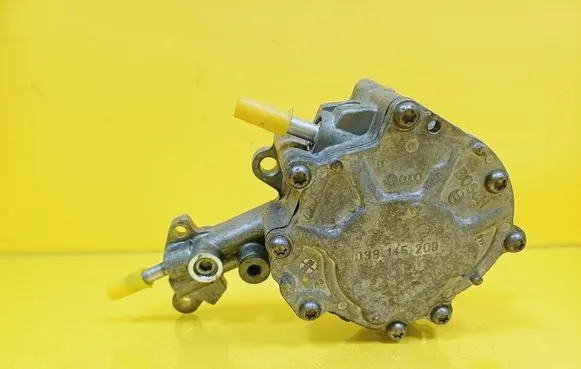 Volkswagen Touran I Vacuum pump 038145209C