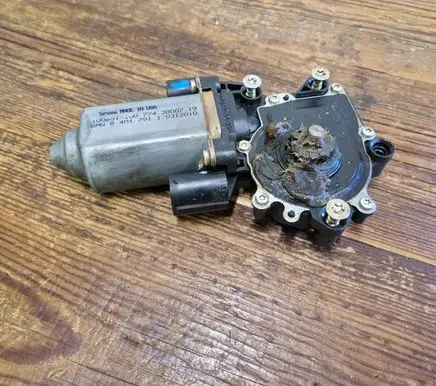 BMW Z3 E36 Front door window regulator motor 8401791 67628401791
