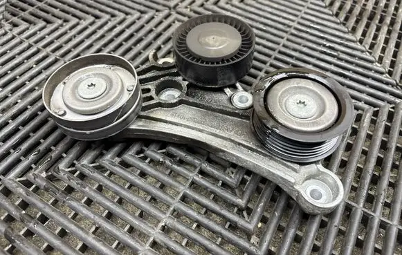 Volvo XC90 Alternator belt tensioner 31401452