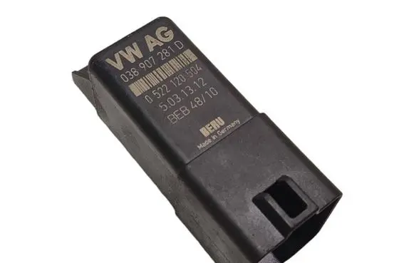 Volkswagen Golf VI Glow plug pre-heat relay 038907281D 0522120504