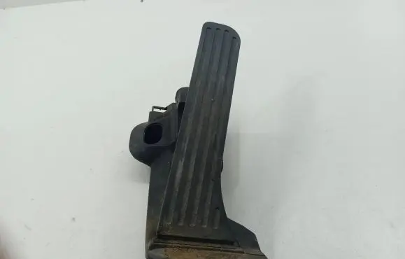 Volkswagen PASSAT B6 Accelerator throttle pedal 74390500