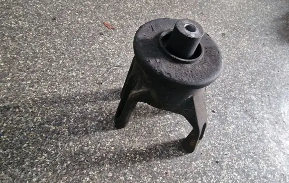 Volkswagen Transporter - Caravelle T5 Engine mounting bracket