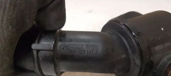 Volkswagen PASSAT B6 Thermostat/thermostat housing 06F121111J