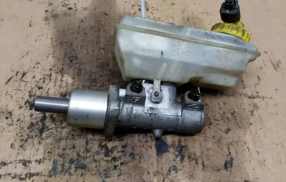 Volkswagen Sharan Master brake cylinder 7M1611303