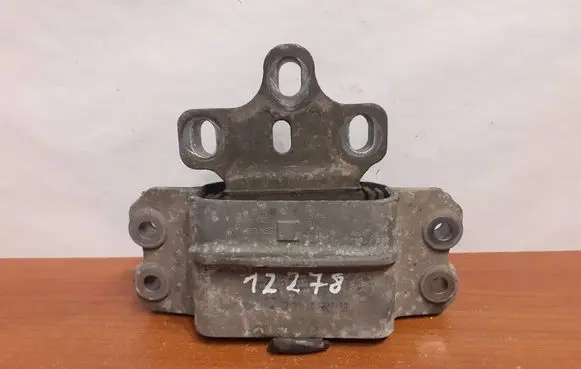 Volkswagen PASSAT B6 Engine mount bracket 1K0199555
