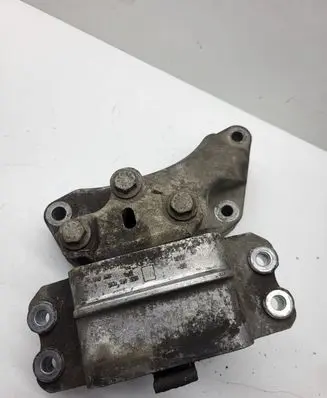 Volkswagen PASSAT B7 Engine mount bracket 3C0199555