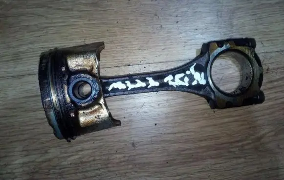 Mazda 323 Piston with connecting rod