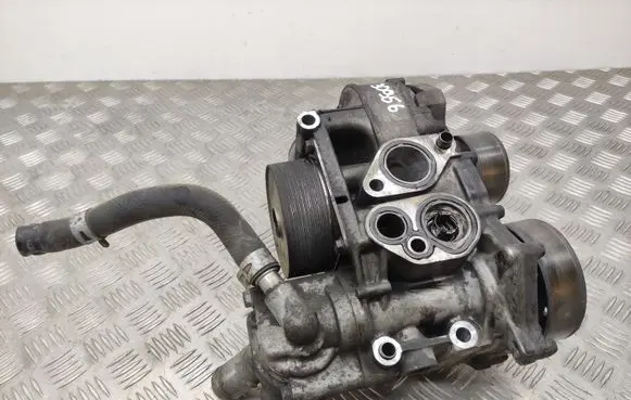 Honda FR-V Oil filter mounting bracket