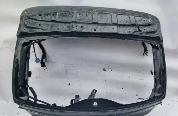 Volvo V40 Tailgate/trunk/boot lid juoda