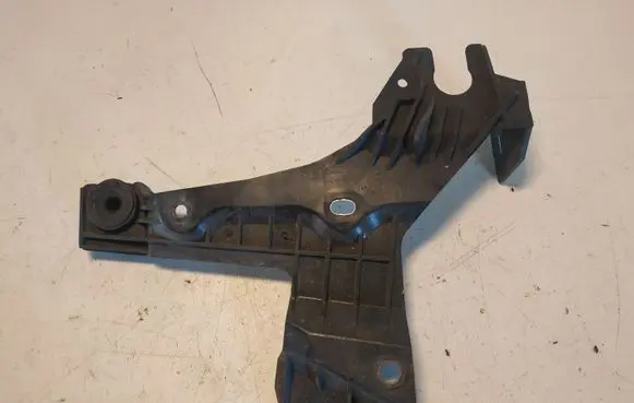 Volvo V70 Air filter cleaner box bracket assembly 30636575