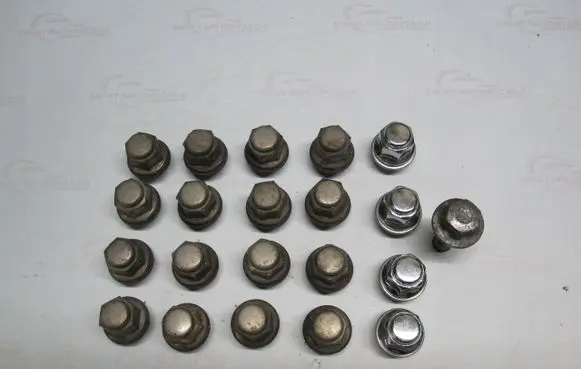 Toyota Avensis T270 Wheel nut cap/cover 