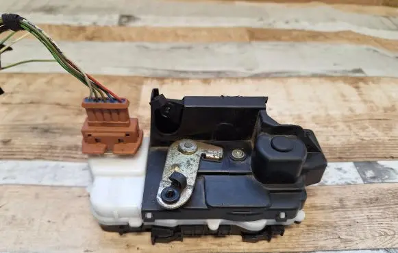Peugeot 607 Rear door lock