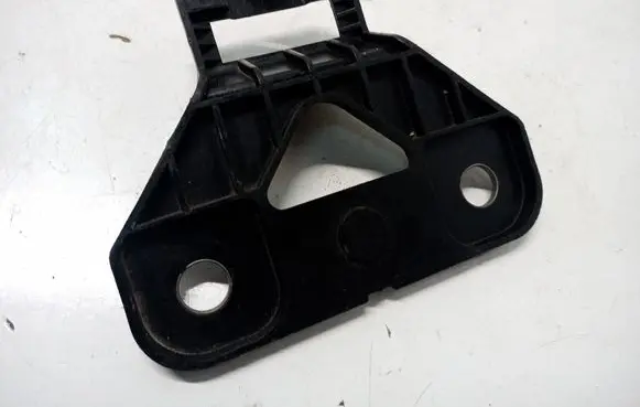 Front bumper mounting bracket