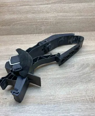 Mercedes-Benz E W211 Accelerator throttle pedal A2113000404 A2113010002 WithPlug
