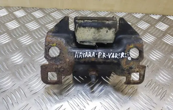 Nissan Navara D40 Engine mount bracket