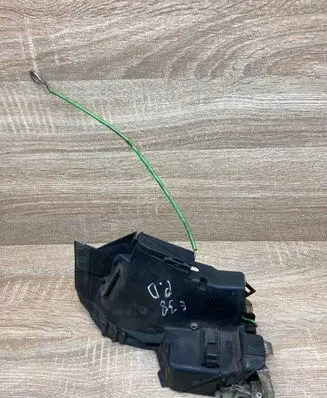 BMW 7 E38 Front door lock 8235120
