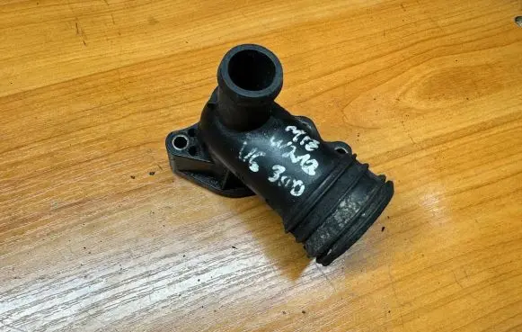 Mercedes-Benz C W204 Engine coolant pipe/hose A6422001156
