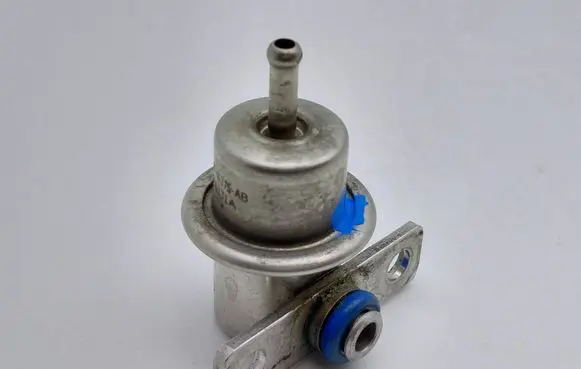 Ford Maverick Fuel pressure regulator 98TF9F775AB 000331A