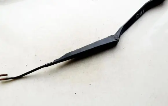 Toyota RAV 4 (XA20) Front wiper blade arm