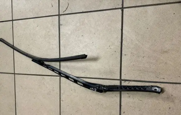 BMW 5 E60 E61 Front wiper blade arm 17198597