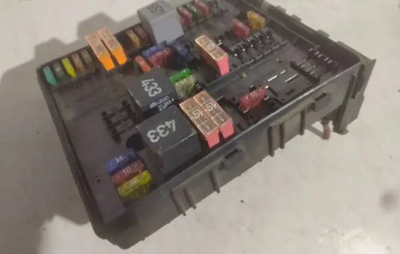 Volkswagen PASSAT B6 Fuse module 1K0937124K