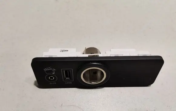 Land Rover Evoque I AUX in-socket connector 28373818