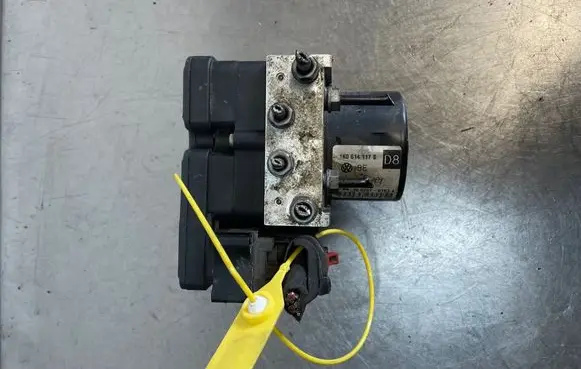 Volkswagen Golf V Master brake cylinder 