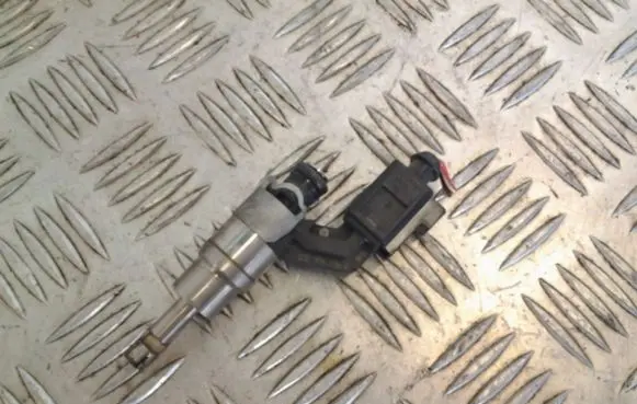 Volkswagen Golf V Fuel injector 03C906036A