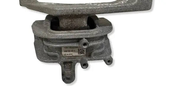Volkswagen PASSAT B8 Engine mount bracket 5Q0199262S TAEG3398054 G3398320