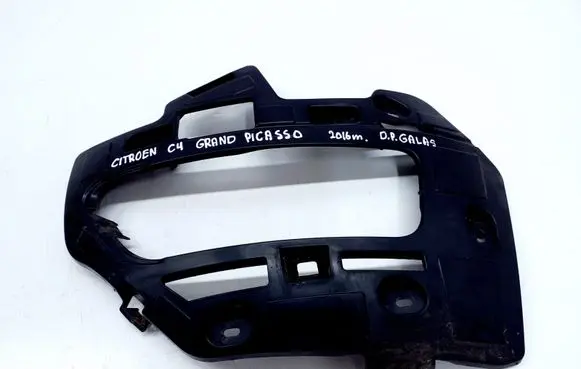 Rear bumper mounting bracket