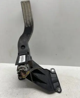 Ford Mondeo Mk III Accelerator throttle pedal 2S719F836DA 123300000104