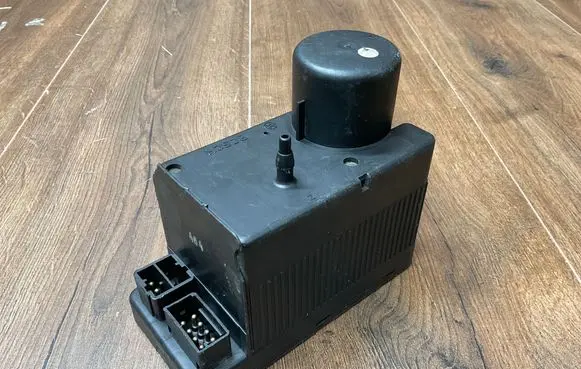 Mercedes-Benz C W202 Central locking vacuum pump 2028001048