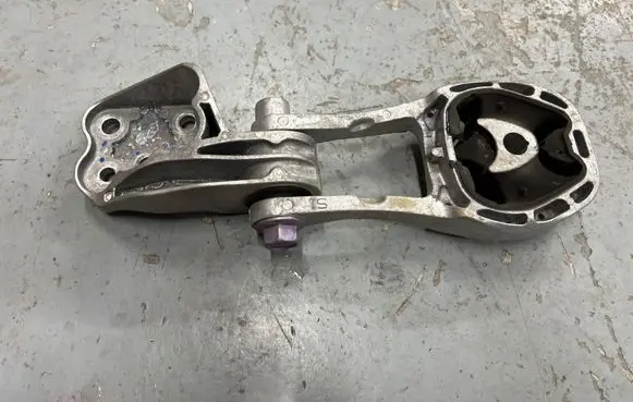 Toyota C-HR II Gearbox mounting bracket 46000