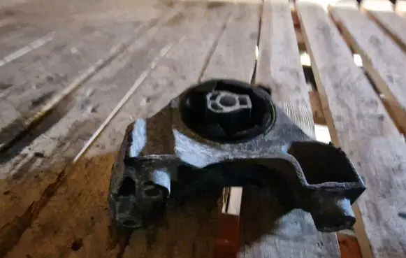 Chevrolet Captiva Engine mount bracket
