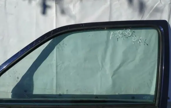 Ford Fiesta Front door window glass four-door