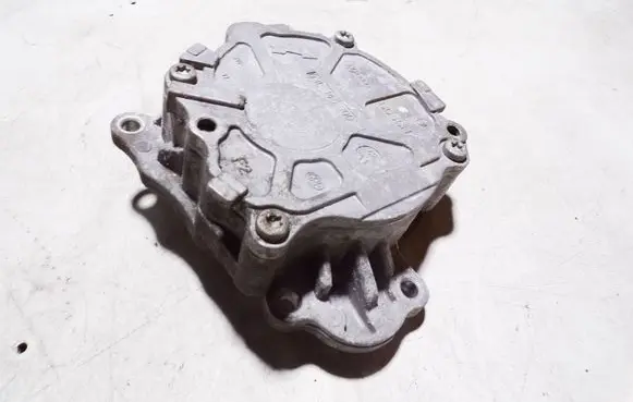 Volkswagen PASSAT B7 Vacuum pump 03L145100F