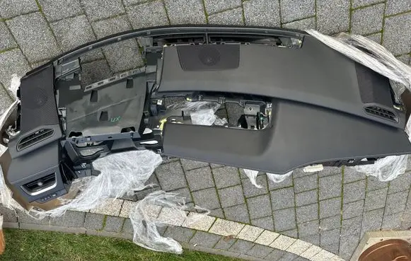 Lexus UX Radio/GPS head unit trim 