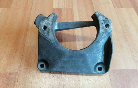Engine mounting bracket
