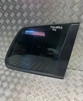 Volkswagen Touareg I Rear side window 7L6845298