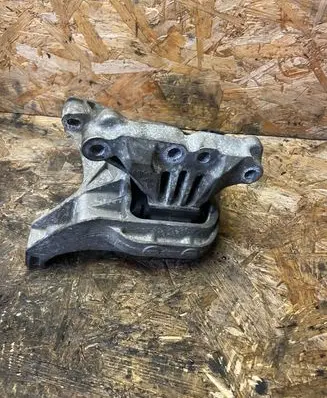 Peugeot 308 Engine mount bracket