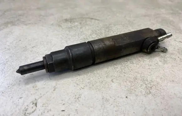 Audi A6 S6 C4 4A Fuel injector 046130201F