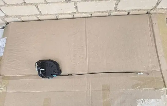 Toyota RAV 4 (XA40) Rear door lock