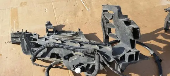 Audi Q5 SQ5 Headlight/headlamp mounting bracket 8R0805607B