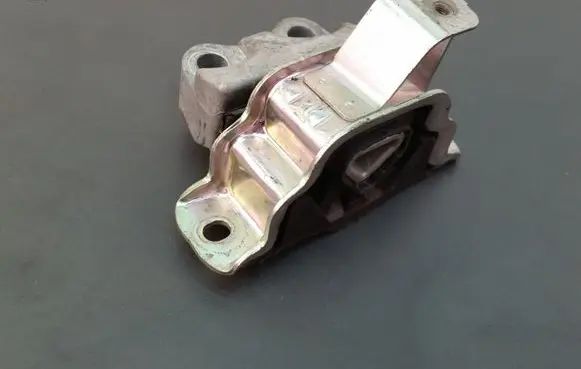 Fiat Linea Engine mounting bracket