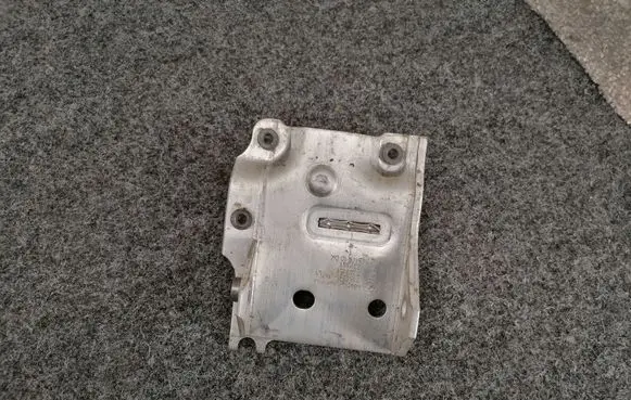 BMW 5 F10 F11 Radiator mount bracket 7186513