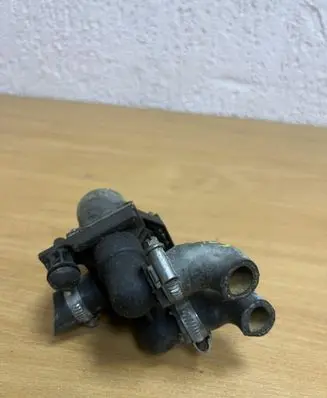 Mercedes-Benz E W124 Coolant heater control valve 0008306584 D6109
