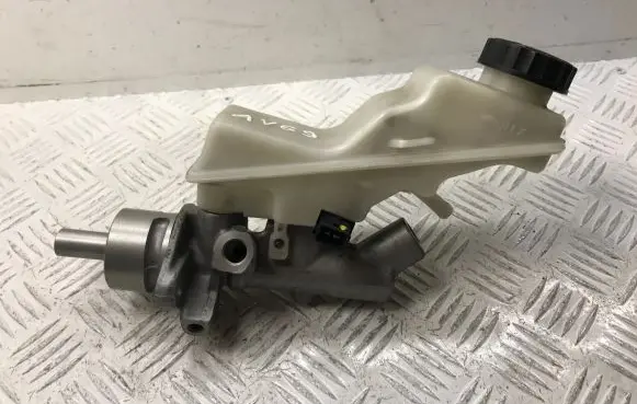 Toyota Avensis T250 Master brake cylinder 25113479 4720105111 4720105112