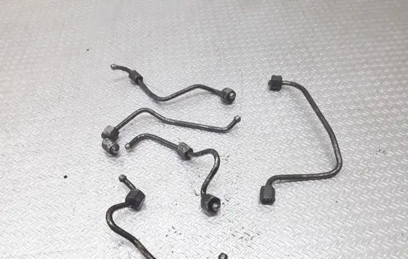 Fuel injector supply line/pipe