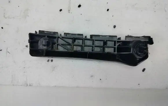 Toyota Yaris Front bumper mounting bracket